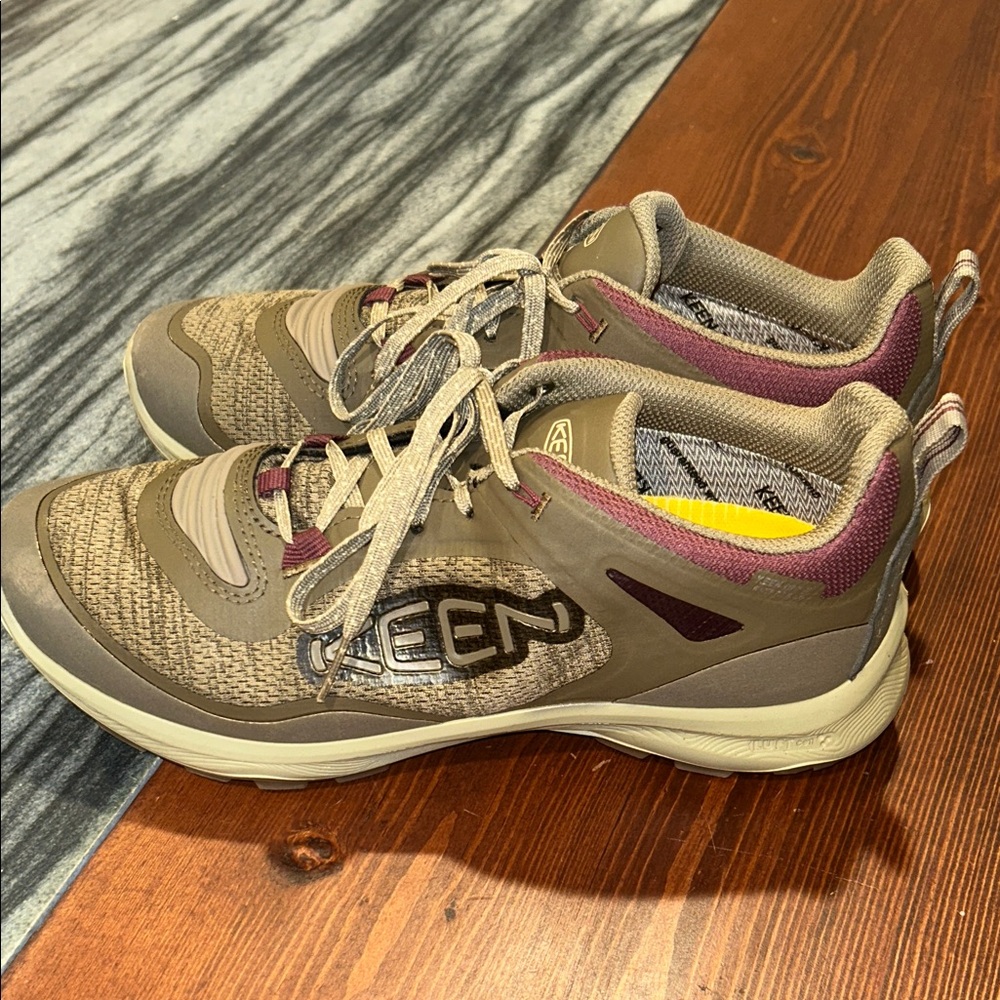 EUC Keen ladies 7.5 sneaker outdoor shoe